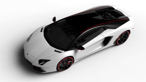Ein weißer Lamborghini Aventador mit schwarzen Akzenten und roten Details auf weißem Hintergrund.
