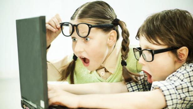 BILD zu OTS - Two children nerds looking at the laptop with open mouths