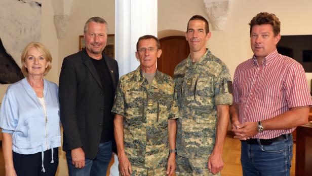 Ein Gruppenfoto aller Anwesenden beim Führungswechsel.