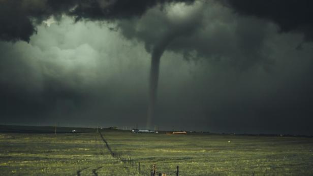Tornado in Italien: Hunderte Badegäste fliehen vom Strand.