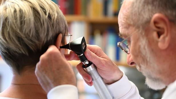 ++ THEMENBILD ++ ARZT / ÄRZTE / KRANKHEIT / GESUNDHEIT / UNTERSUCHUNG / ÜBERWEISUNG / DIAGNOSE / BEHANDLUNG / PATIENT / ÖGK