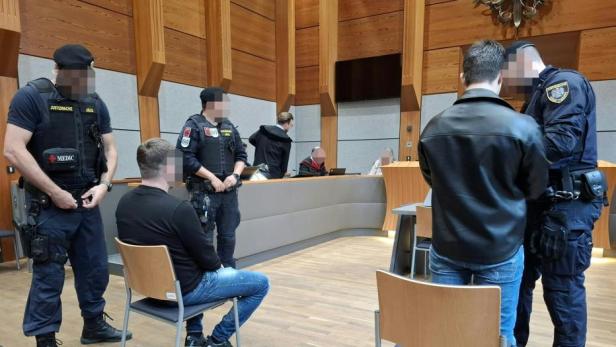 Angeklagte beim Prozess in Tirl