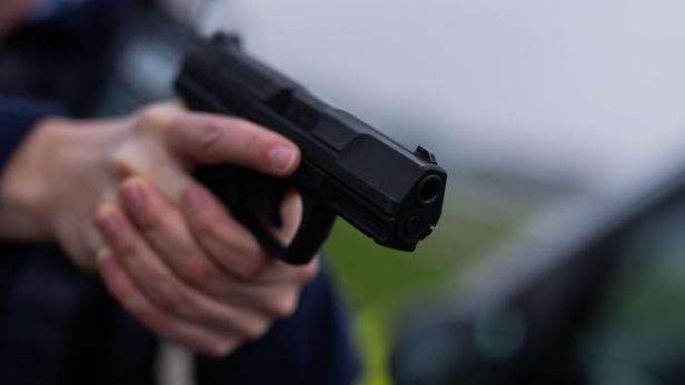 ++ ARCHIVBILD ++ Polizei testet Übungsmunition Raubüberfall in Wien-Favoriten: Maskierte Täter bedrohen Tankwart