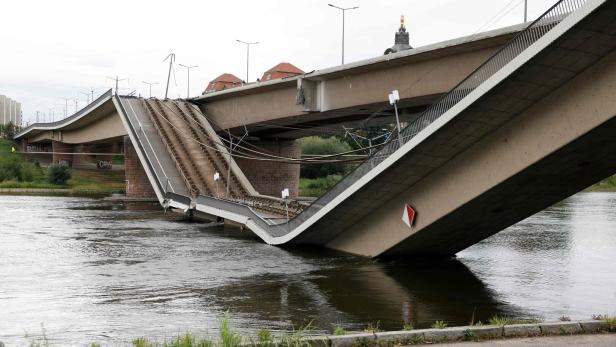 FILES-GERMANY-ARCHITECTURE-DRESDEN-ACCIDENT