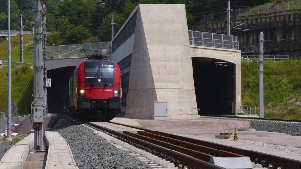 Zug fährt aus Tunnel