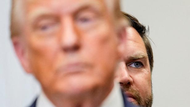 US-Präsident Donald Trump und hinter ihm sein Vize JD Vance