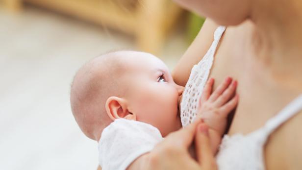 Eine Mutter stillt ihr Baby. 