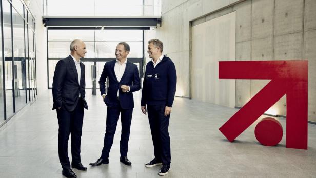 ProSiebenSat.1 gibt Widerstand auf: Finanzvorstand Martin Mildner, Vorstandsvorsitzender Bert Habets und der aus Wien stammende Chief Operating Officer Markus Breitenecker.
