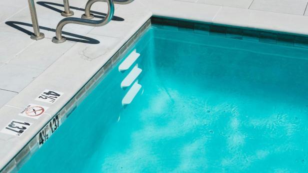Neunjährige beweisen Zivilcourage und retten Mädchen aus Pool.