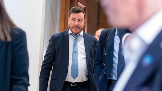 Ein Archivbild, auf dem René Benko auf dem Weg zu einem Untersuchungsausschuss zu sehen ist