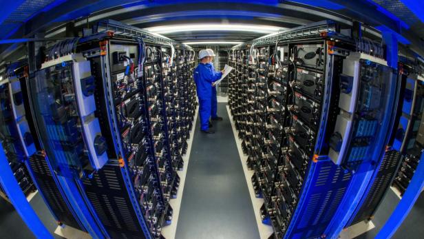 Ein Techniker inspiziert die Server in einem Rechenzentrum.