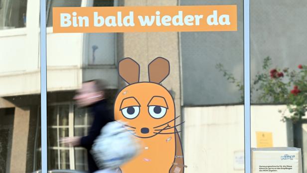 Unbekannte haben Ende Juli in Köln eine Maus-Statue, den Star der "Sendung mit der Maus", vor dem WDR-Gebäude in Brand gesetzt. Sie soll bald wieder da sein.