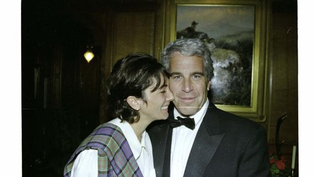 Ghislaine Maxwell schmiegt sich an Jeffrey Epstein