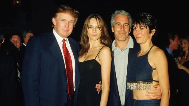 Donald Trump, Melania Knauss, Jeffrey Epstein und Ghislaine Maxwell in Mar-a-Lago.
