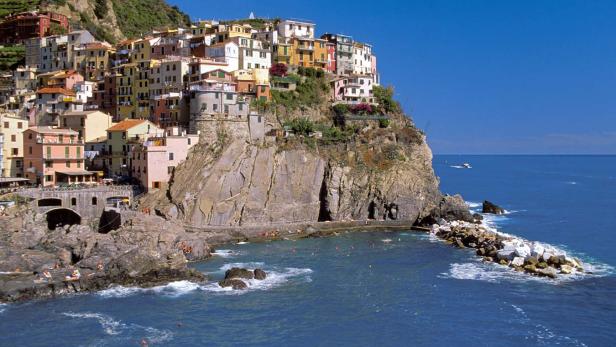 Cappuccino im Freien Innerhalb Norditaliens verfügt die Küste Liguriens über das mildeste Klima. Grund hierfür ist die geografische Lage mit Bergketten im Norden und Osten, die kalte Winde abwehren und die Öffnung der Riviera gegen Süden.