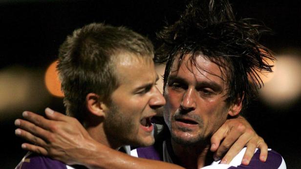 epa01092954 Sanel Kuljic (R) and Andreas Lasnik (L) of Austria Vienna celebrate after Kuljic scored the 4-2 lead against Jablonec during the UEFA Cup qualification match at Horr stadium in Vienna, 16 August 2007. EPA/Herbert Pfarrhofer EPA/Herbert Pfarrhofer