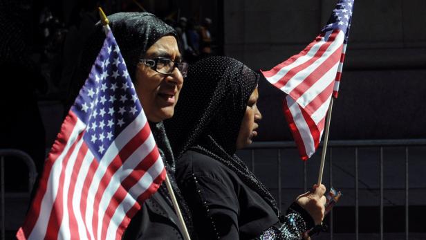 New Yorkerinnen schwenken die US-Flagge während der Muslim Day Parade.