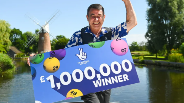 Paul Harvey mit seinem Lotto-Gewinn