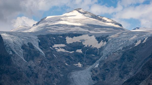 Ein Berggipfel mit Gletscher, es ist der Großglockner