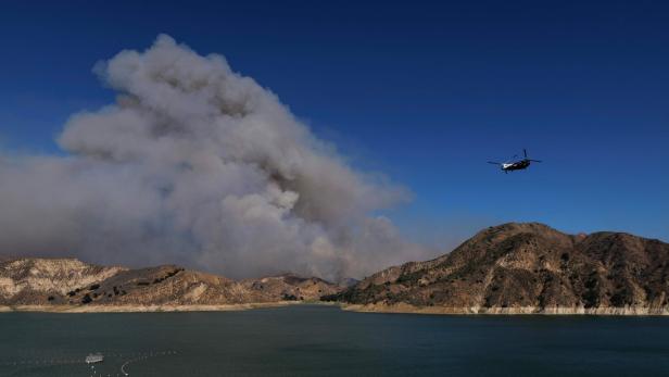 US-FIREFIGHTERS-BATTLE-CANYON-FIRE-NORTH-OF-LOS-ANGELES