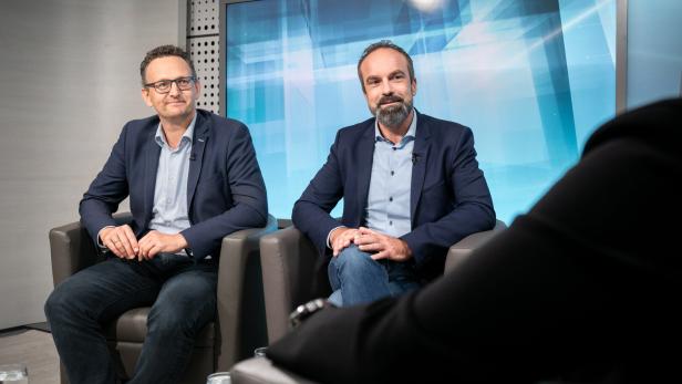 Zu Besuch im KURIER-Studio v. li.: Alexander Hochauer und Markus Winter leiten Windkraft Simonsfeld