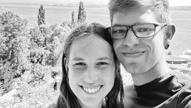 Bauer sucht Frau: Anna und Paul posieren für ein Selfie