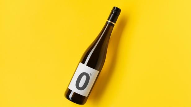 Alkohol Flasche auf gelben Hintergrund