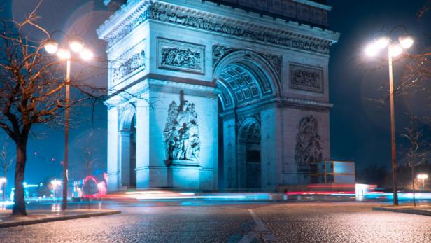 Ein Mann zündete seine Zigarette bei der ewigen Flamme an in Paris an.