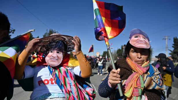 Supporters of former Bolivian leader Morales march to La Paz