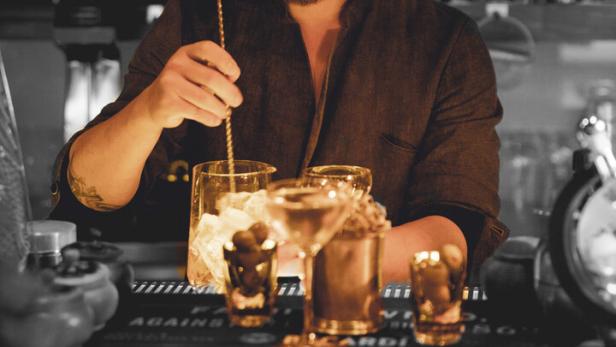 Mixologe Kan Zuo ist vielfach ausgezeichnet und steht seit Jahren hinter der Bar der „The Sign“-Lounge in Wien.