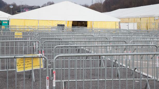Sperrgitter vor Großraumzelt an Grenzübergang