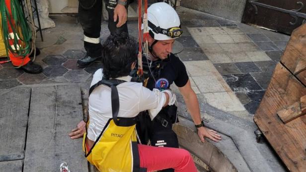 ++ HANDOUT ++ WIEN: RETTUNGSAKTION VOM SÜDTURM DES STEPHANSDOMS