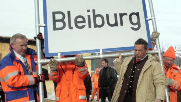 LH HAIDER VERSETZT ORTSTAFEL VON BLEIBURG