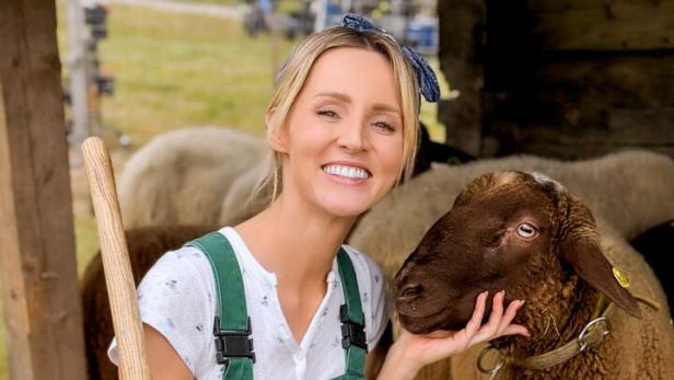 Herzklang  Zurück zu mir (AT): Melissa Naschenweng bei Dreharbeiten zu romantischer ORF-Komödie zwischen Bühne und Bauernhof