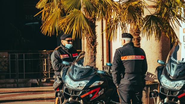 Ein Mann soll von Ehefrau und Mutter zerstückelt worden sein. Die italienische Polizei im Einsatz.