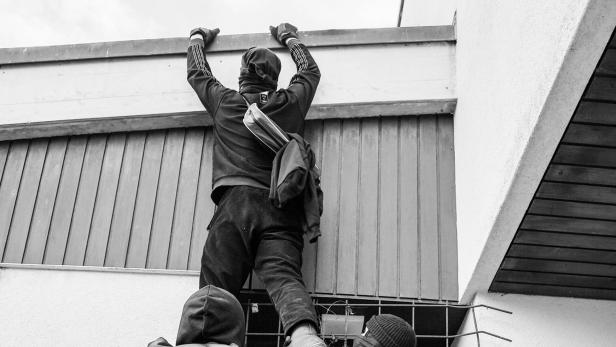 Einbrecher klettern über Hausmauer