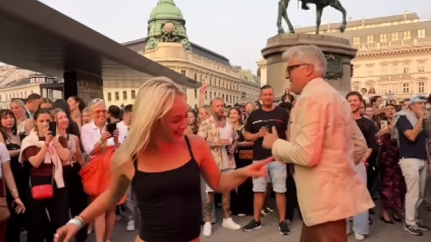 Zwei tanzende Menschen beim Albertina-Afterwork