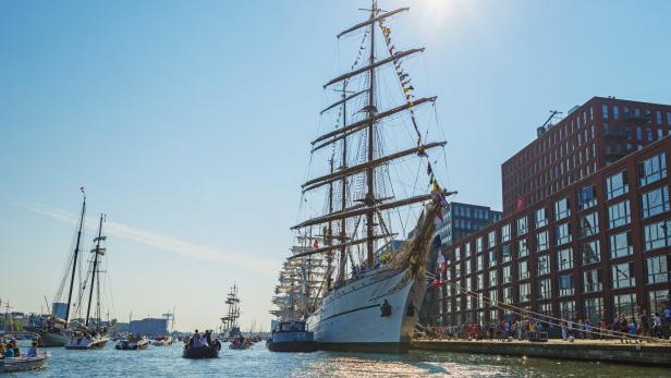 Segelschiffe fahren und liegen im Hafen von Amsterdam.