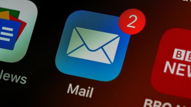 E-Mail-Symbol mit weißem Brief auf blauem Hintergrund