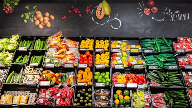 Ein gut gefülltes Gemüseregal im Supermarkt
