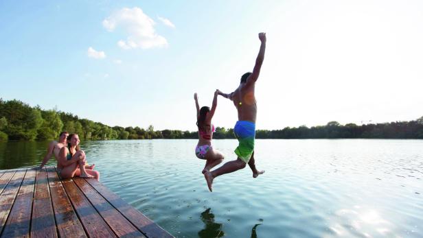 Badegäste springen in den See