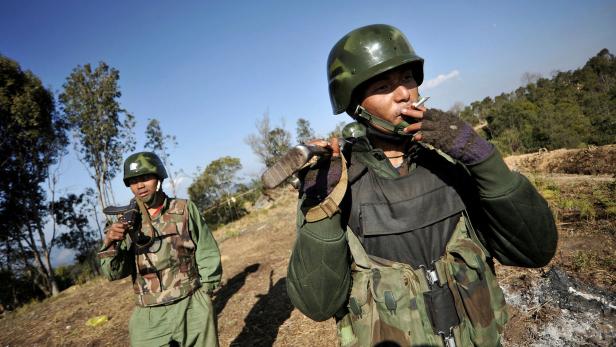 FILE PHOTO: Soldiers of Kachin Independence Army man their position at front line near Mai Ja Yang in Kachin state