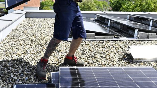 ++ THEMENBILD ++ PHOTOVOLTAIKANLAGE / PV-ANLAGE / PHOTOVOLTAIKMODULE / SOLARPANELE / SOLARENERGIE / ENERGIE / STROM