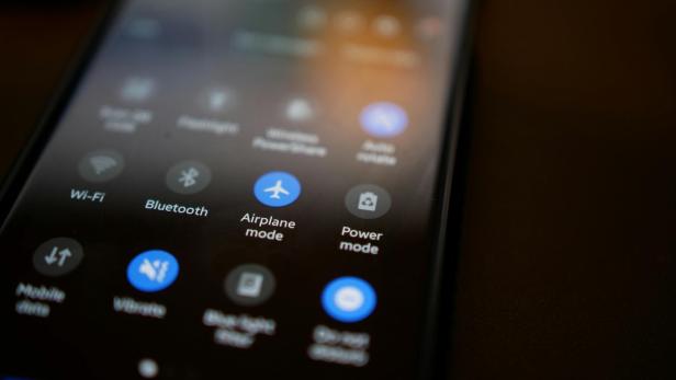 Flugmodus-Symbol am Smartphone
