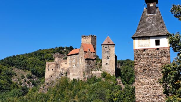 Fernblick auf die Burg Hardegg