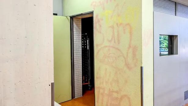 Eine beschmierte Wand des Eugen-Bolz-Gymnasiums