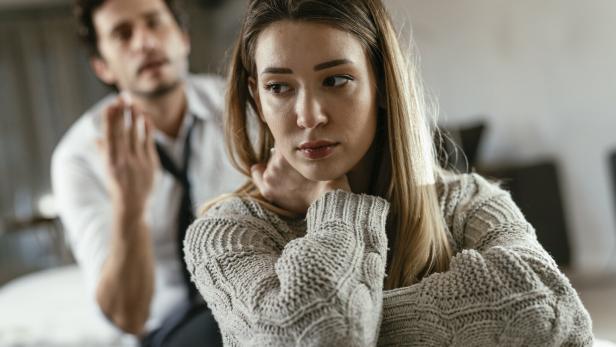 Angry man is yelling at his wife. Ein wütender Mann schreit seine Frau an.