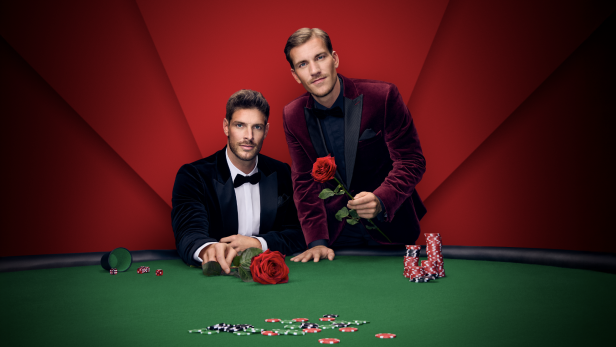 Die Bachelors mit Rosen vor einem Pokertisch