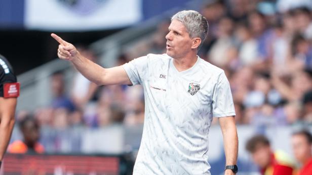 Fußball Bundesliga: Der Trainer des RZ Pellets WAC gestikuliert am Spielfeldrand.