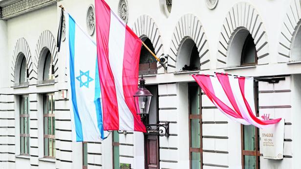 ISRAELISCHE FAHNE VON STADTTEMPEL GERISSEN, EINE TÄTERIN GESTÄNDIG